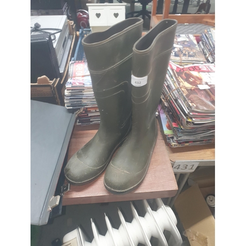 432 - wellies size 10