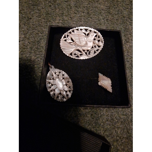 666 - mother pearl 2brooches & pendant