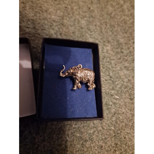 669 - 925 elephant pendant 7.7g