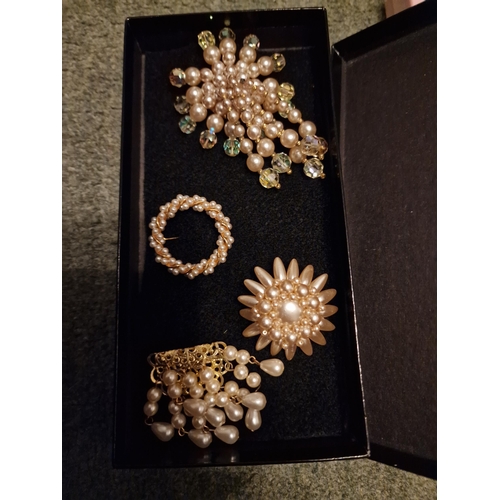 676 - 4 pearl brooches