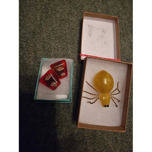 678 - 60s acrylic earings & spider brooch