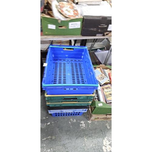 492 - 6 stacking storage crates