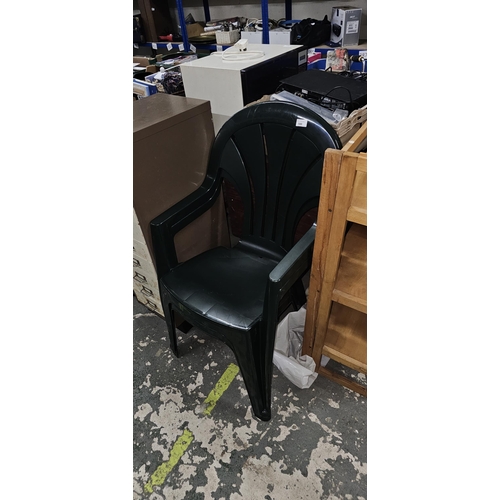 500 - 2 x plastic garden chairs