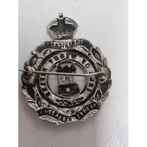 374 - Isle of Wight Rifles hat badge