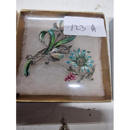 21 - 2 x 1950s enamel brooches