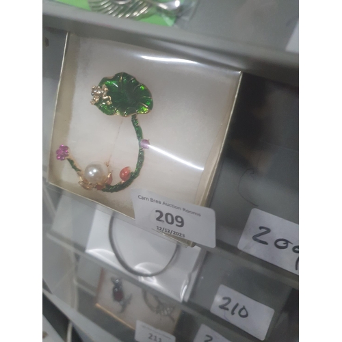 209 - frog on lily pad brooch