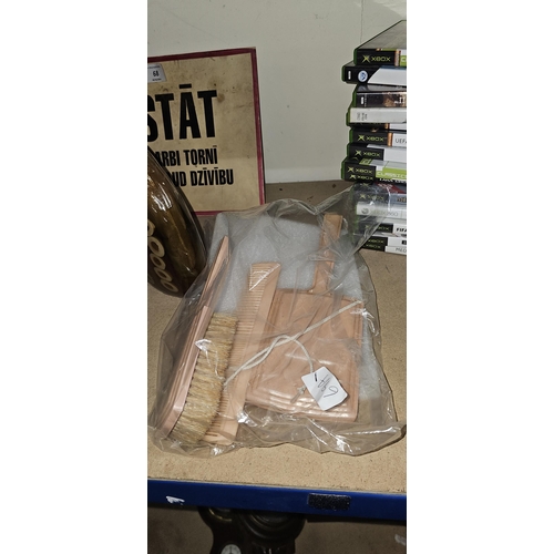 69A - brush comb set etc