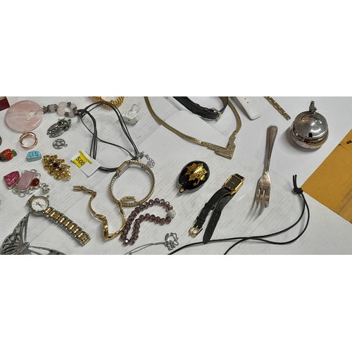 500 - Costume jewellery and other collectables