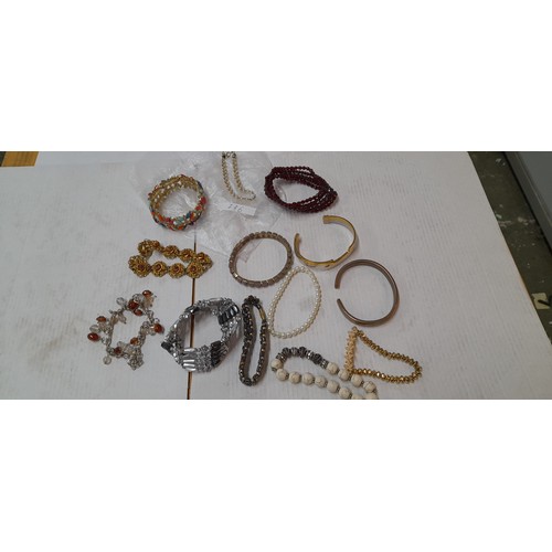 796 - Lot of costume jewellery