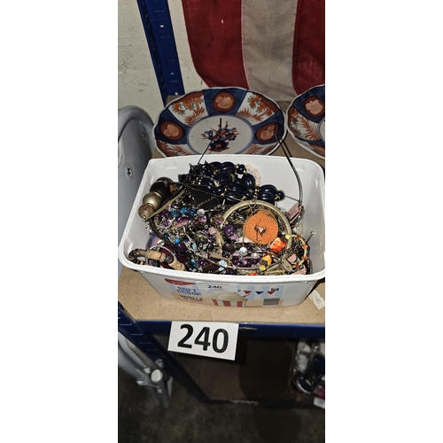 240 - tub of jewellery