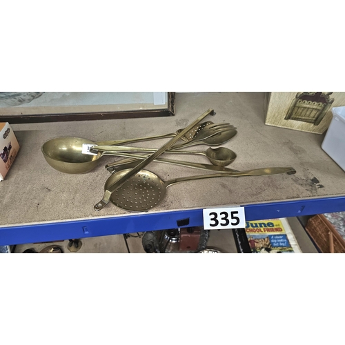 335 - 6 vintage brass kitchen utensils & hanging bar