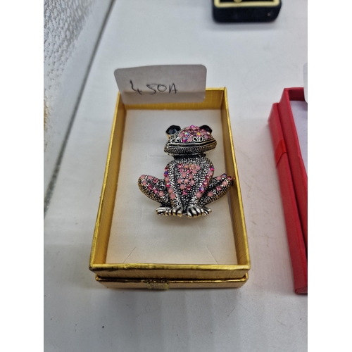 450A - Frog brooch