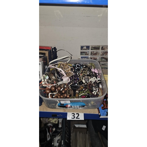 32 - box of costume jewellery