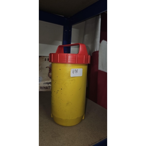 69A - tub of 4 marine hand flares