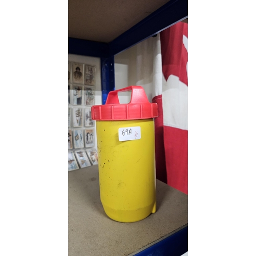 69A - tub of 4 marine hand flares