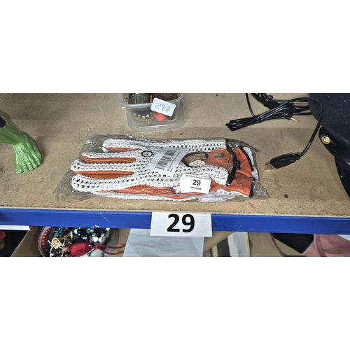 29 - driving gloves