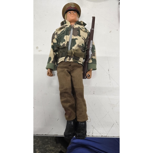 46 - Vintage all original Action man Eagle Eye Gripping hands British Captain