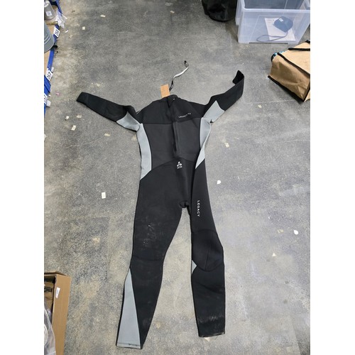 337 - new mens legacy wetsuit XL 3/2 thickness