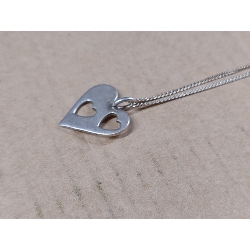 555 - Silver pendant on silver chain