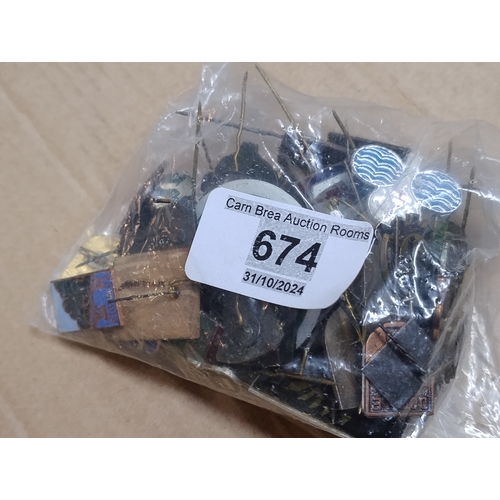 674 - Pin badges