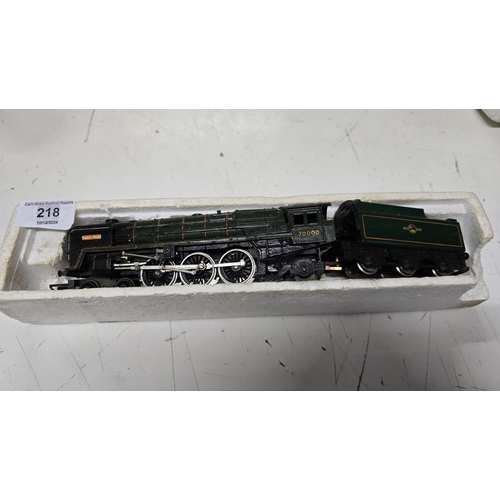 218 - Hornby R063 'Britannia' 70000 Green Locomotive 00 Gauge