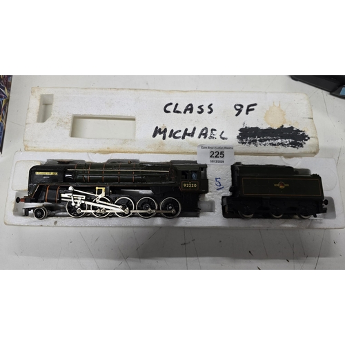 225 - Hornby Class 9F 2-10-0 92220 Evening Star Locomotive - Green