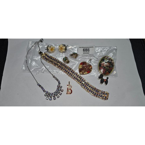 686 - Vintage costume jewellery