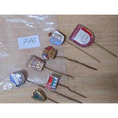 776 - Vintage pin badges