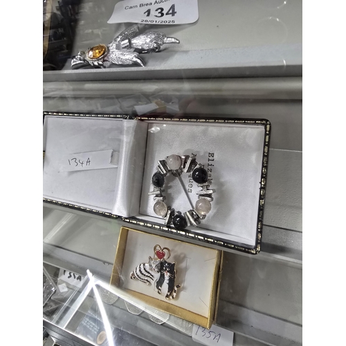 134A - Vintage jewellery boxed Agate brooch