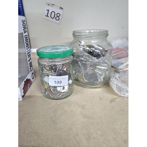 109 - 2 jars ass keys