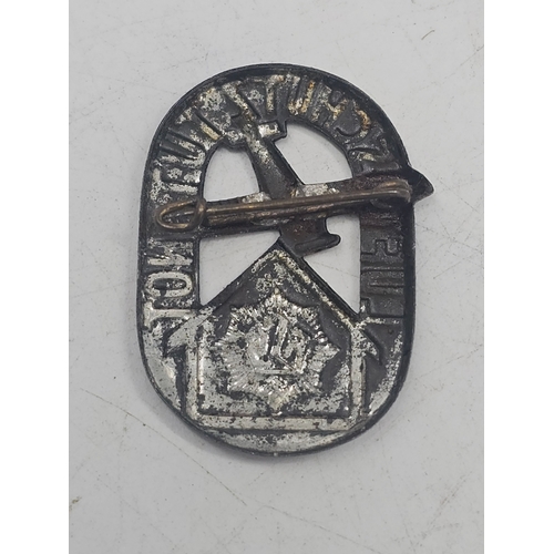 645 - German WW2 Luftschutz Tut Not donation pin badge