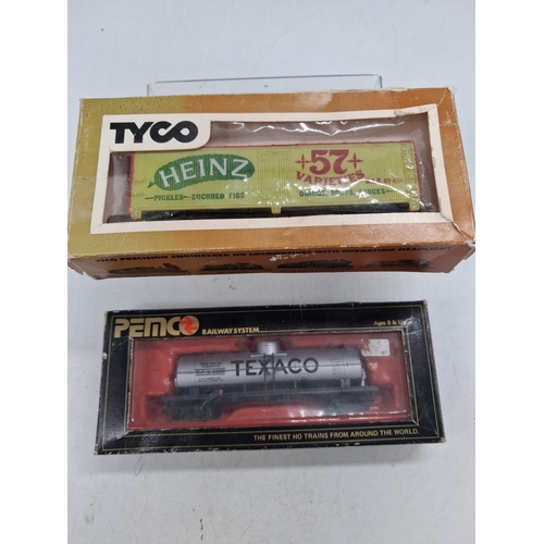 100 - A Pair of HO Scale Model Railway Freight Cars by Tyco and Pemco