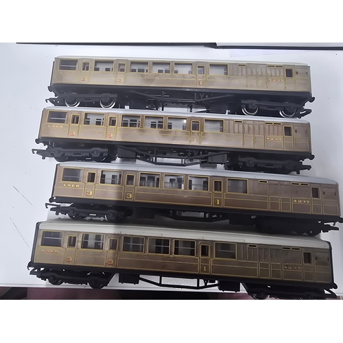 122 - A Group of Hornby OO Gauge LNER Gresley-Style Brake Composite Coaches