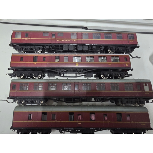 124 - A Collection of Four OO Gauge Model Railway Passenger Coaches by Hornby Dublo, Tri-ang, and Bachmann