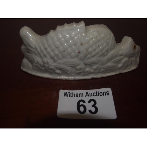 63 - An 18th century Kangxi Chinese/Japanese porcelain brush rest in the shape of a fish