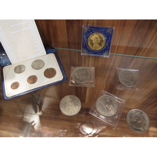75 - Collection of coins including 1946 half-crown, Royal commemorative coins, half pennies, one pennies ... 