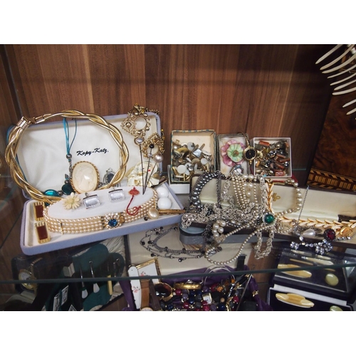 77 - A shelf containing a vintage inlaid Tunbridge ware box.  A quantity of costume jewellery including b... 