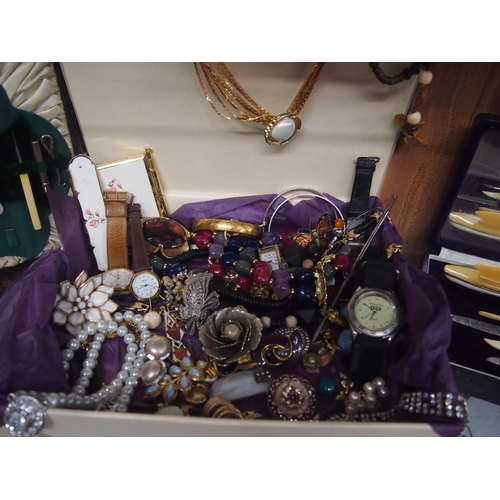77 - A shelf containing a vintage inlaid Tunbridge ware box.  A quantity of costume jewellery including b... 