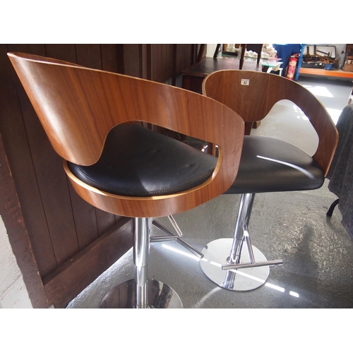 82 - A pair of heavy swivel kitchen/bar stools in a Retro design - height adjustable on chrome base, blac... 