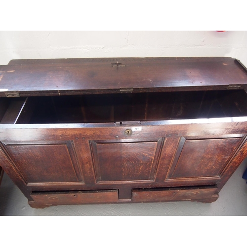 91 - An antique oak wooden mule chest with hinged top opening to reveal storage space and candle box