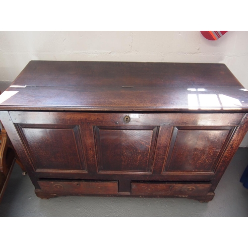 91 - An antique oak wooden mule chest with hinged top opening to reveal storage space and candle box