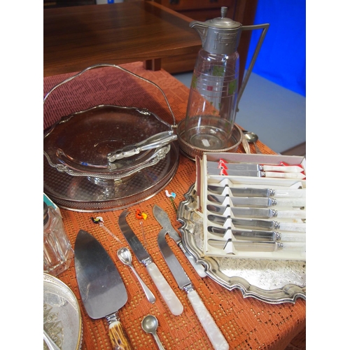 99 - A quantity of vintage/retro silver plate items including a christening set, boxed fish knives, trays... 