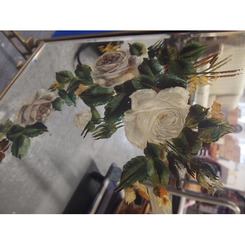 81 - An antique brass fire screen with hand painted cream roses and leaves to the bevelled mirror plate, ... 