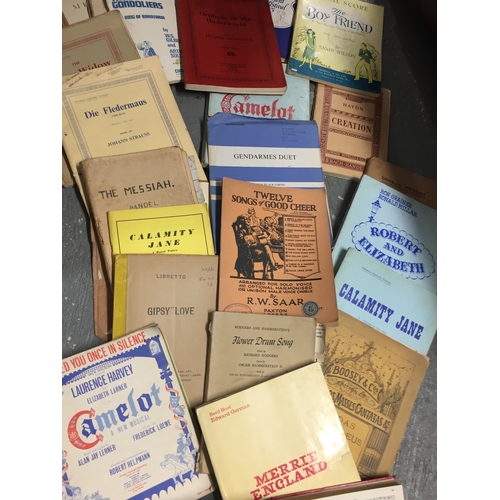 73b - A large quantity of vintage sheet music / vocal musical scores including Bach, Handel etc.