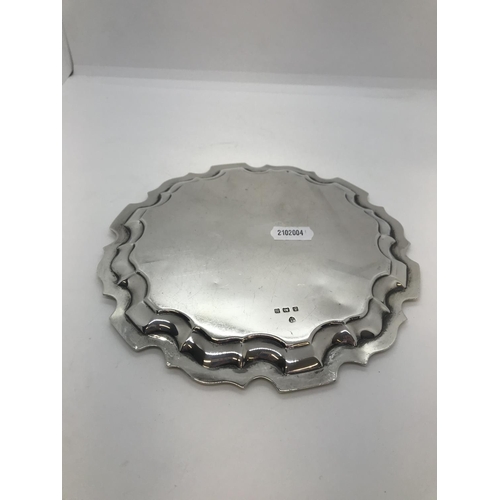 17 - A solid silver circular tray with pie crust border by maker Williams (Birmingham) Ltd, hallmarked Bi... 