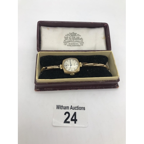 24 - A vintage 9ct yellow gold ladies Rotary wrist watch with white dial and manual wind, 375 is stamped ... 