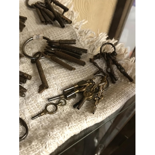 52 - A large collection of vintage and retro keys in various designs, shapes and sizes, including pocket ... 