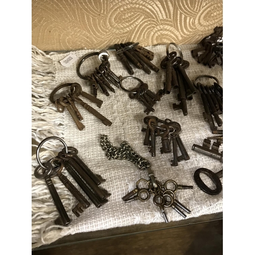 52 - A large collection of vintage and retro keys in various designs, shapes and sizes, including pocket ... 