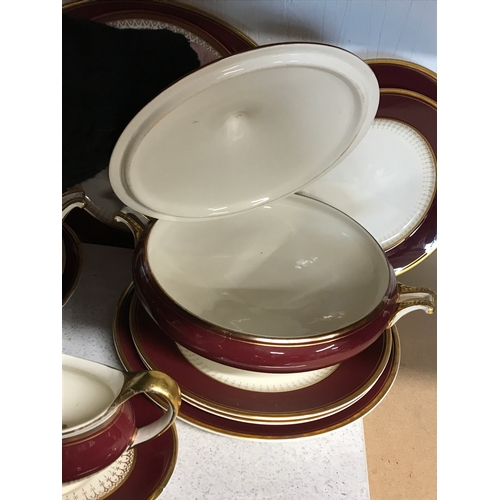 151 - A quantity of vintage Simpsons (Potters) Ltd, plate ware items in maroon with gilt design including ... 