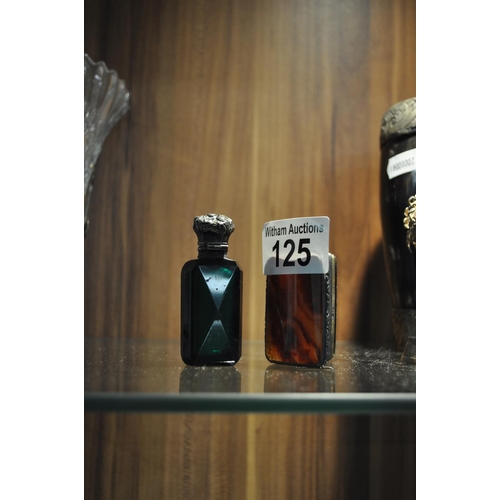 125 - Antique scent bottle and onyx pill/snuff case